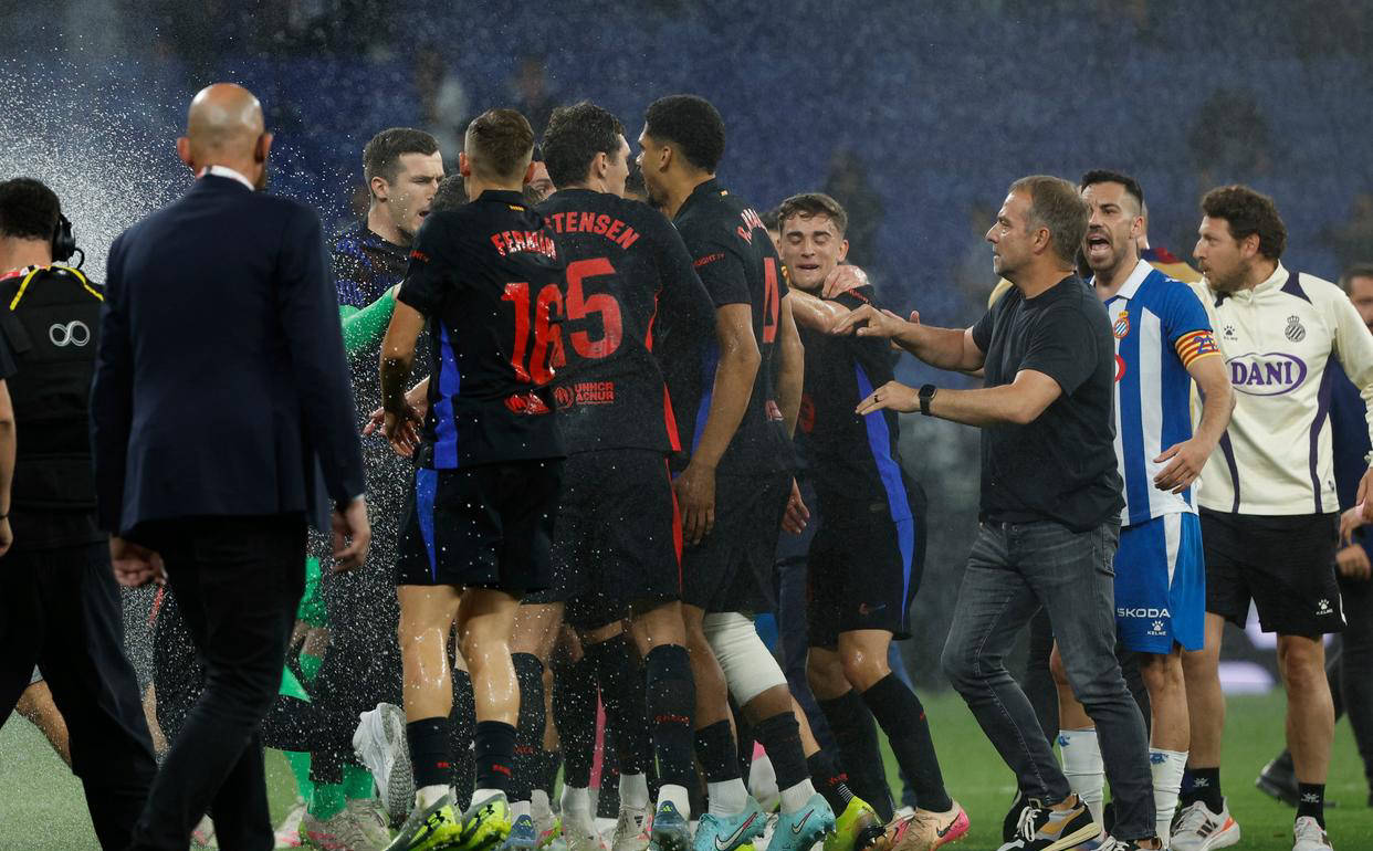 弗里克率领巴萨斩获三冠+欧冠四强：智慧签约让完美更近一步