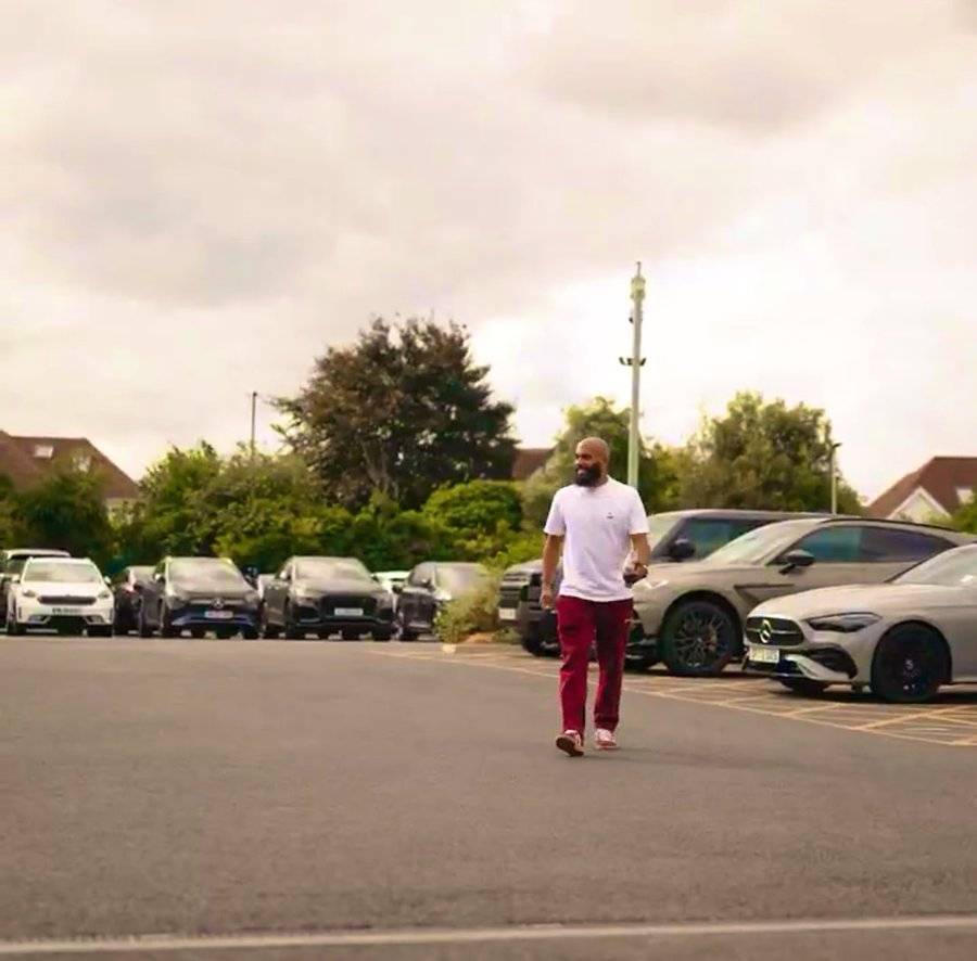 曼联太慢姆贝莫已归队训练，拒绝罢训施压！拉爵忙于谈判没空买新中锋